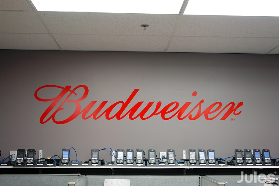 budweiser sticker wall murale bière microbrasserie logo rouge sur mur d'entreprise