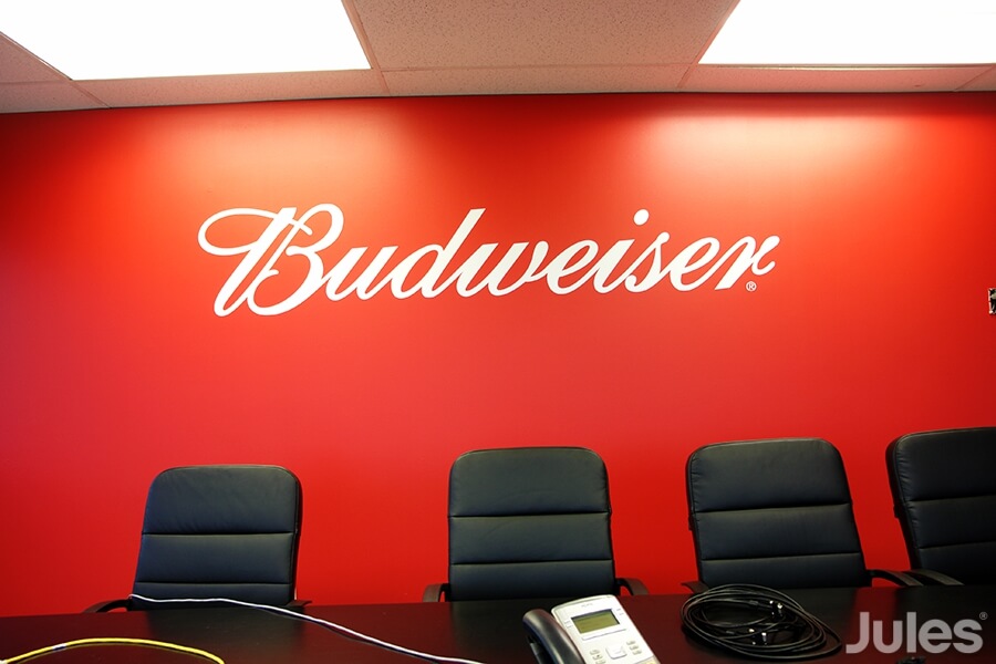 impression de logo sur mur Budweiser salle de conférence signalisation vinyle