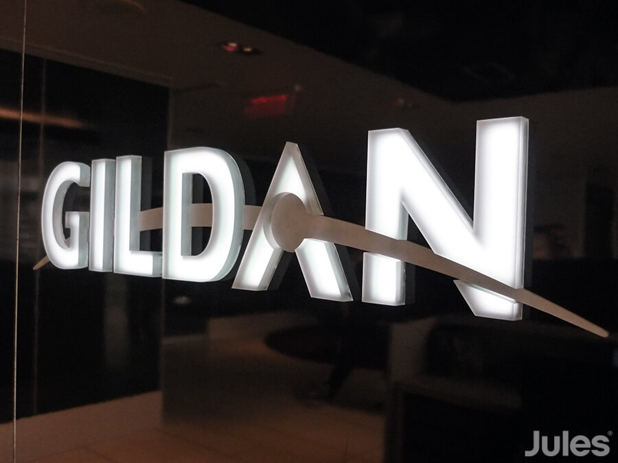 logo lumineur pour Gildan par Jules Communicaitons