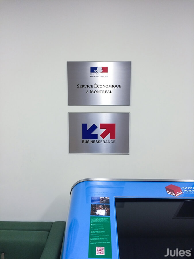 panneau stainless pour le Consulat de France à Montréal par Jules Communications