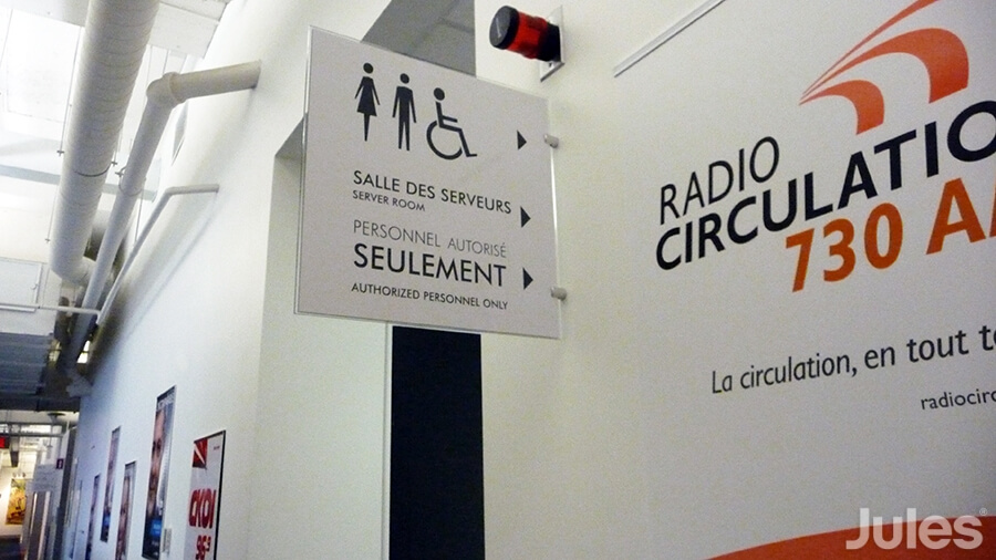 panneau signalisation toilettes pour Cogeco par Jules Communications