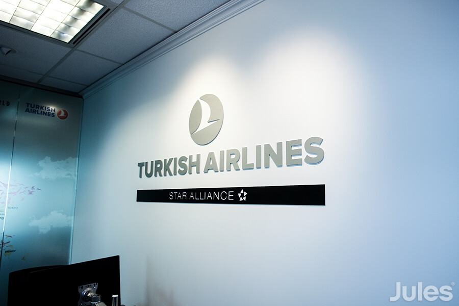 logo en relief dans les bureau de Turkish Airlines par Jules Communcations